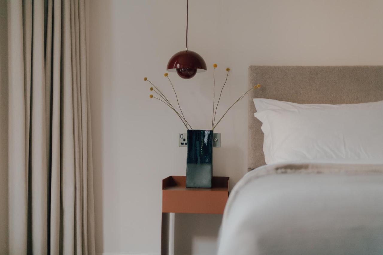 Leighton House - Boutique Guesthouse Bath Exterior foto A bedside table
