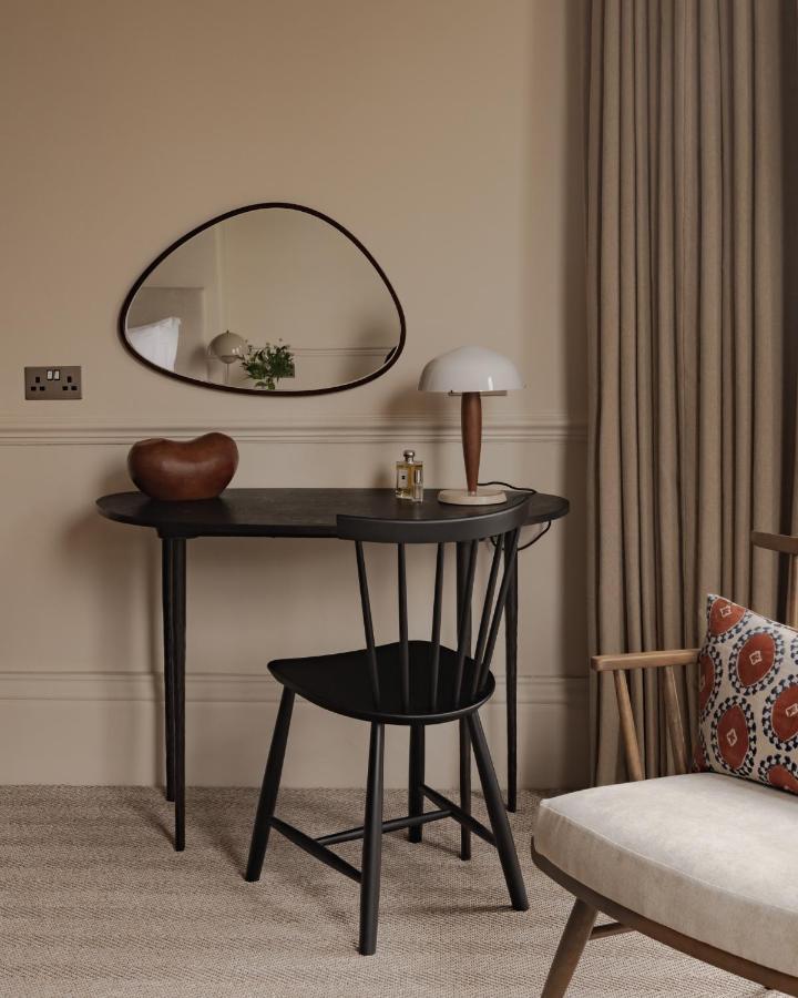 Leighton House - Boutique Guesthouse Bath Exterior foto A contemporary dressing table