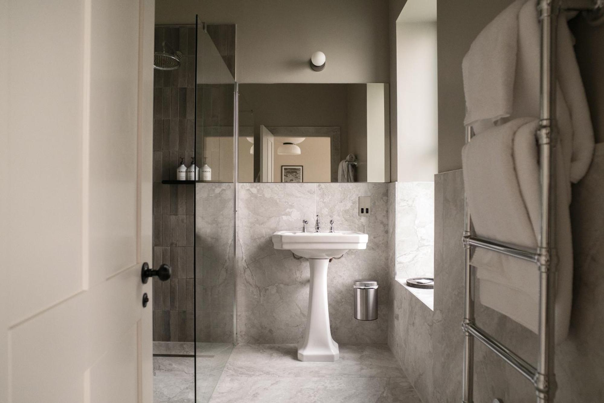 Leighton House - Boutique Guesthouse Bath Exterior foto Bathroom