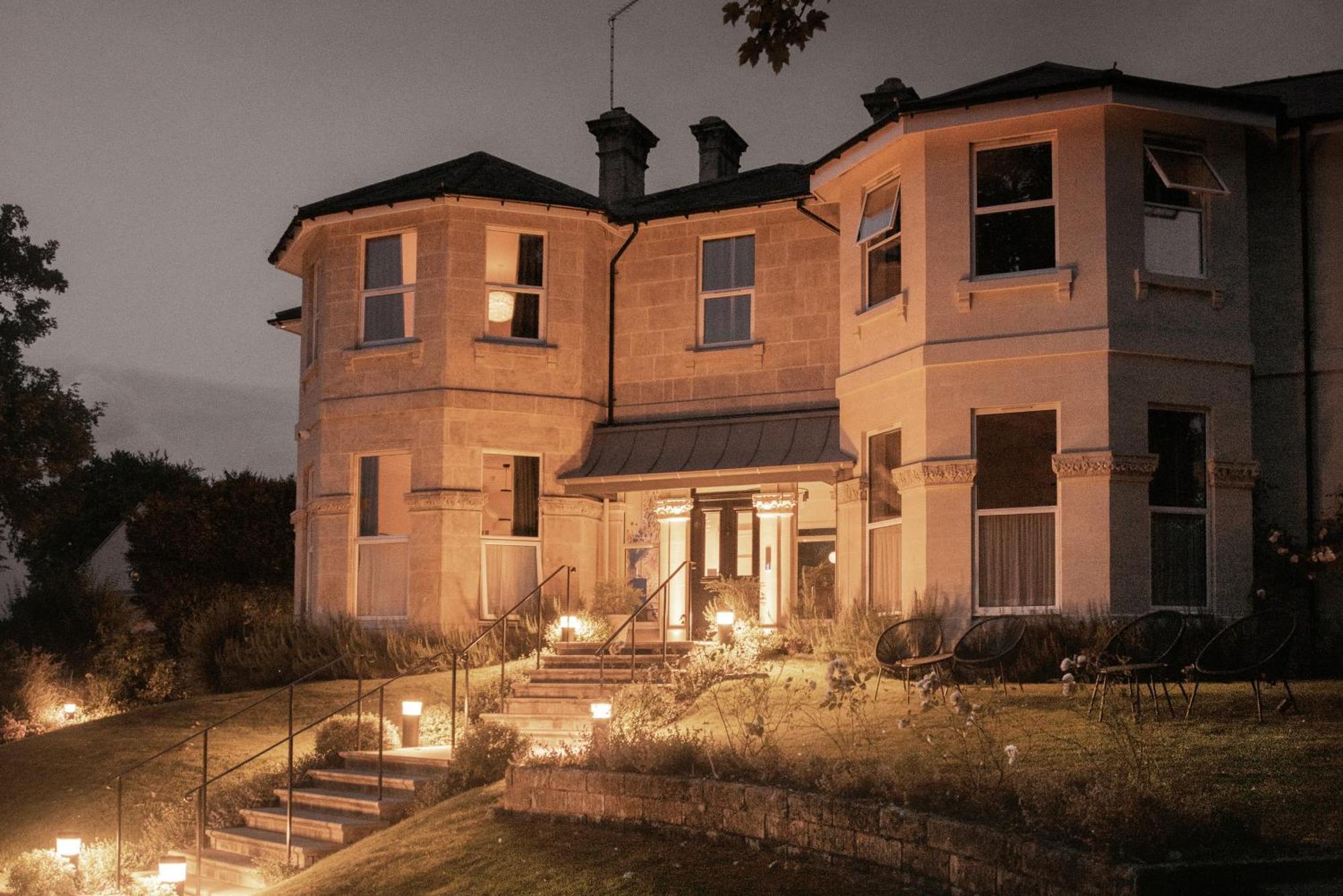 Leighton House - Boutique Guesthouse Bath Exterior foto The main house at night
