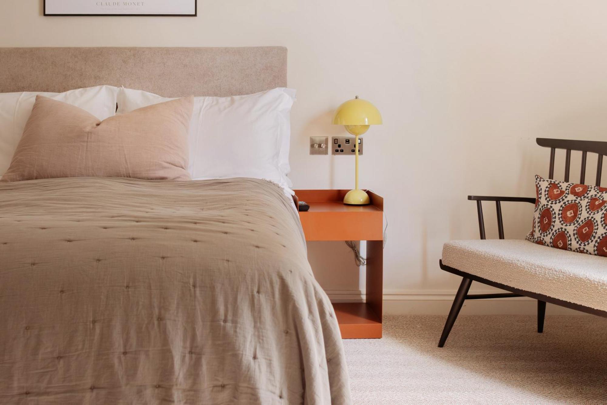 Leighton House - Boutique Guesthouse Bath Exterior foto A bedroom with a bed, a chair and a bedside table